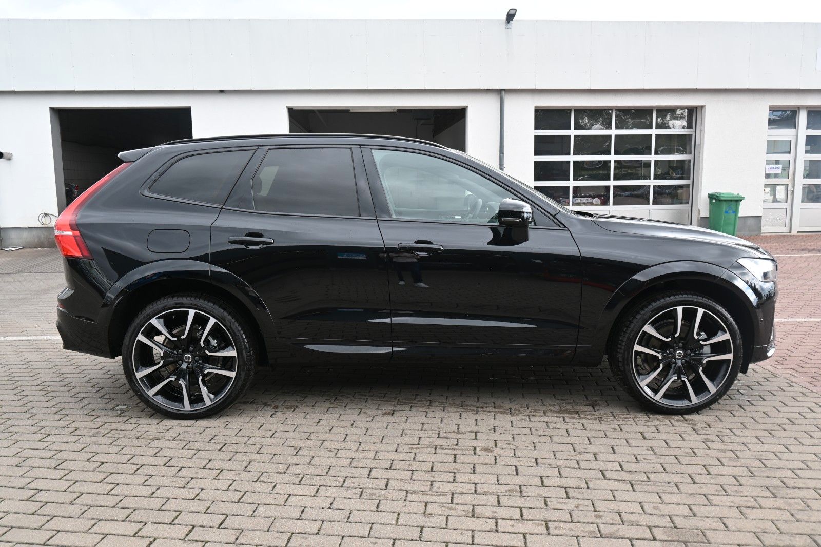 Fahrzeugabbildung Volvo XC60 B4 D AWD Ultimate Dark*STDHZG*360°*LUFT*ACC
