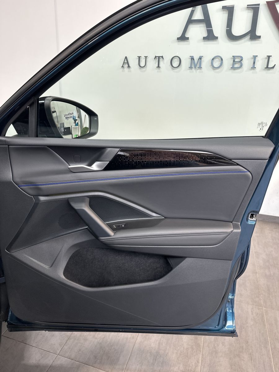 Fahrzeugabbildung Volkswagen Tiguan 1.5 eTSI R-Line DSG NAVI+LED+ACC+AHK+SHZ