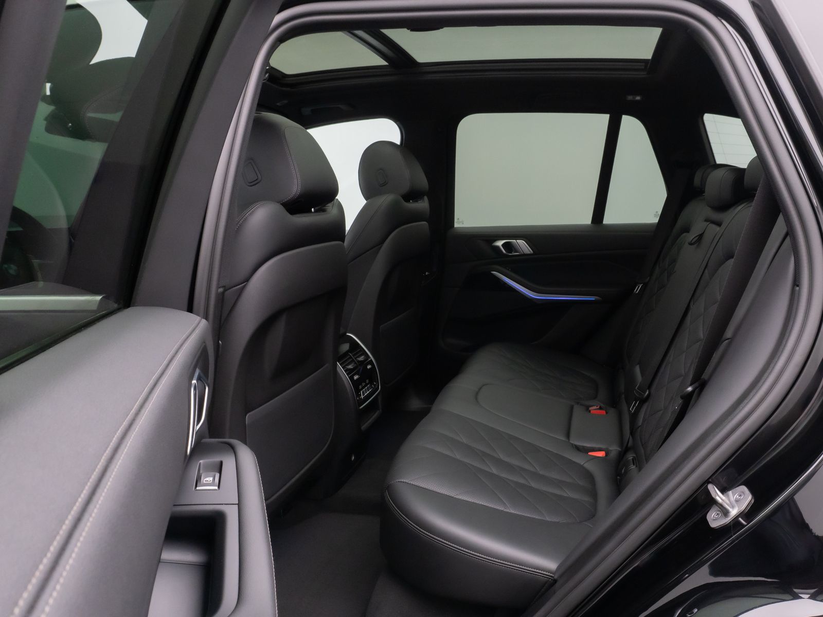 Fahrzeugabbildung BMW X5 xD40d M Sport Panorama 360° HUD DAB HiFi AHK