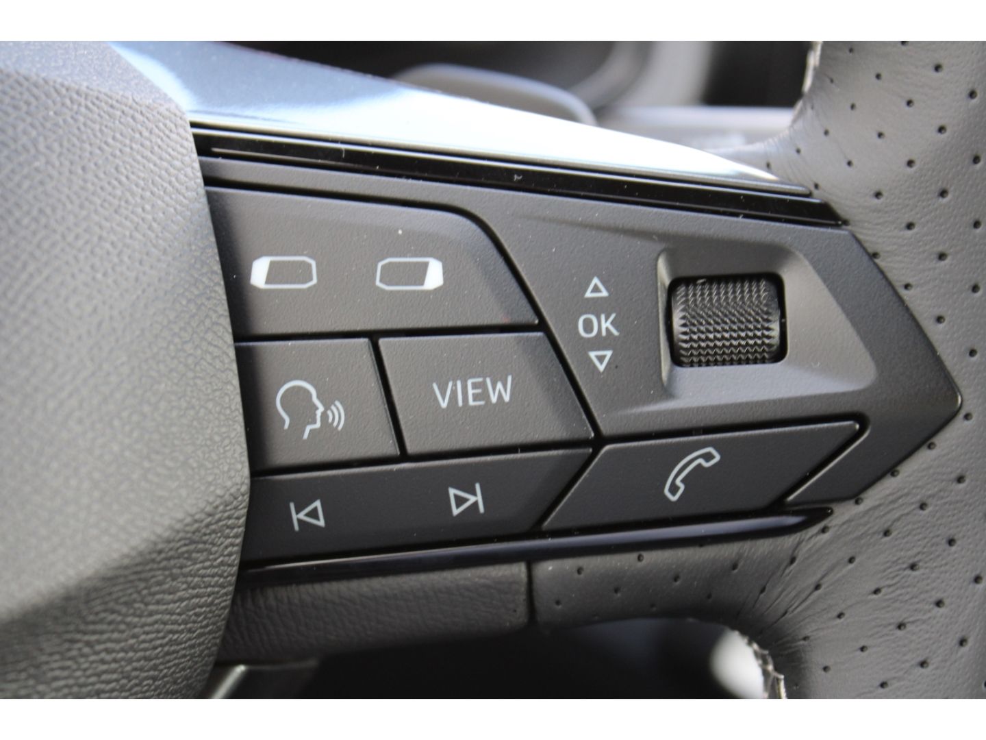 Fahrzeugabbildung SEAT Arona 1.5 TSI 110 kW FR DSG 10J Gar. ACC LED AHK
