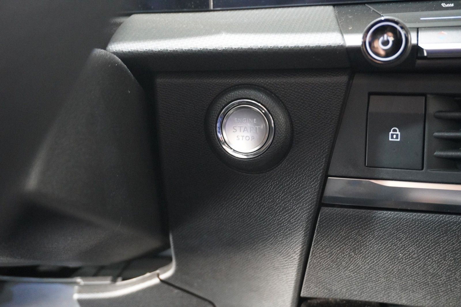 Fahrzeugabbildung Opel Astra L ST 1.2T GS SPORT NAVI/LED/360°/SPORT/DAB