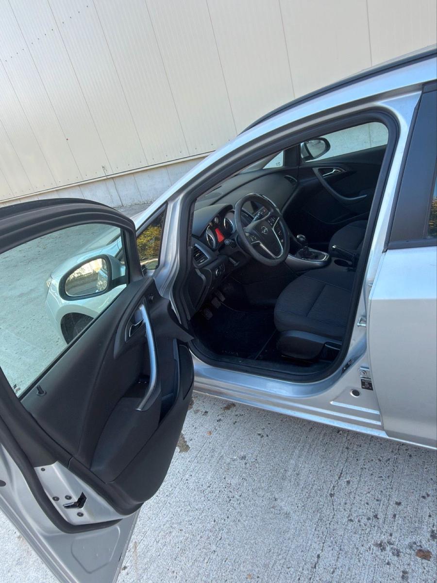 Opel Astra 2014 — photo 10