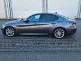 Alfa Romeo Giulia 2.0 Turbo 16V 147kW AT8 Super Super - Alfa Romeo Giulia mit Benzin-Antrieb: Automatik