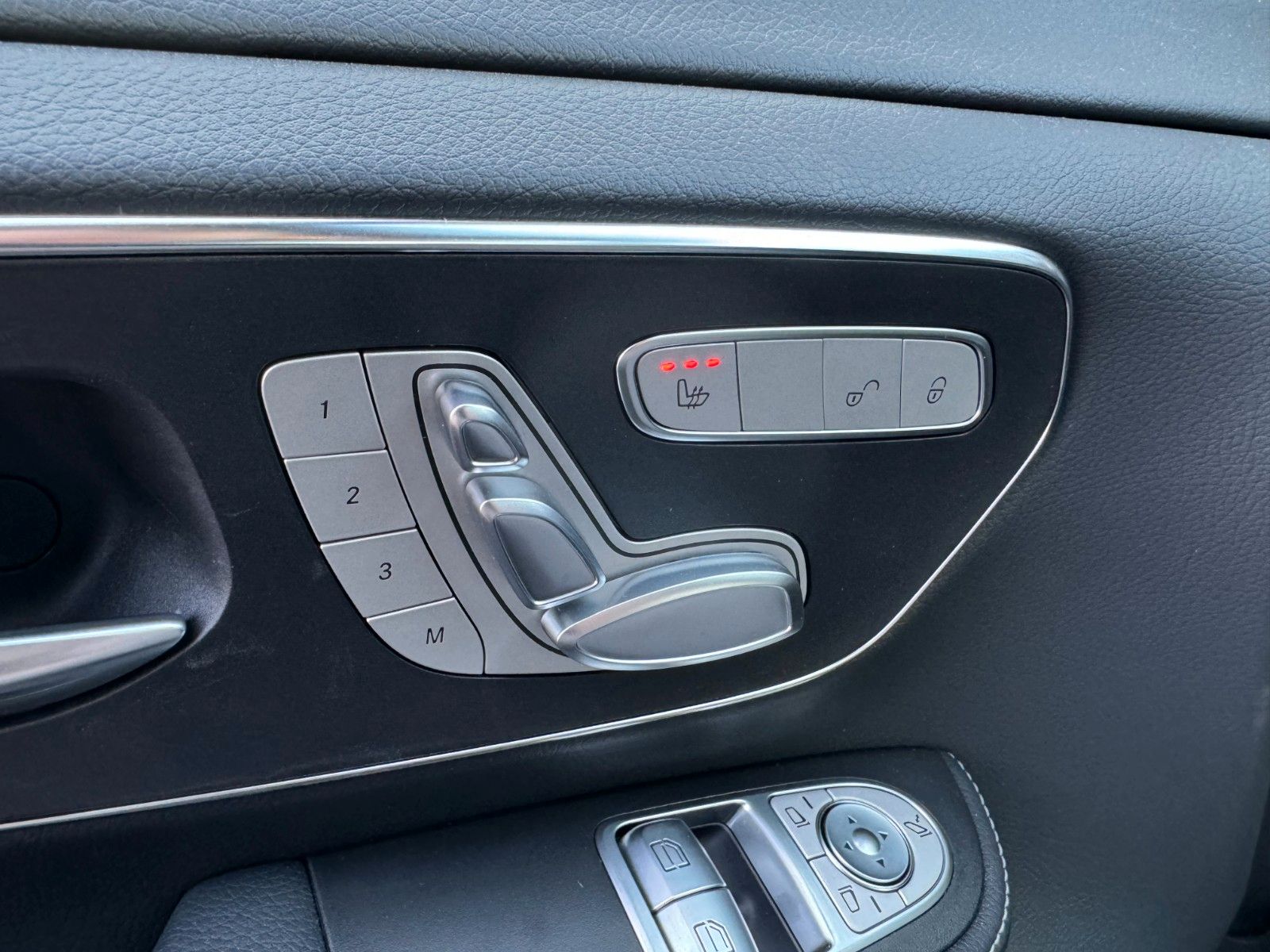 Fahrzeugabbildung Mercedes-Benz V 300 d AVA Stdheiz AHK2,5to DISTRONIC 360Kamera