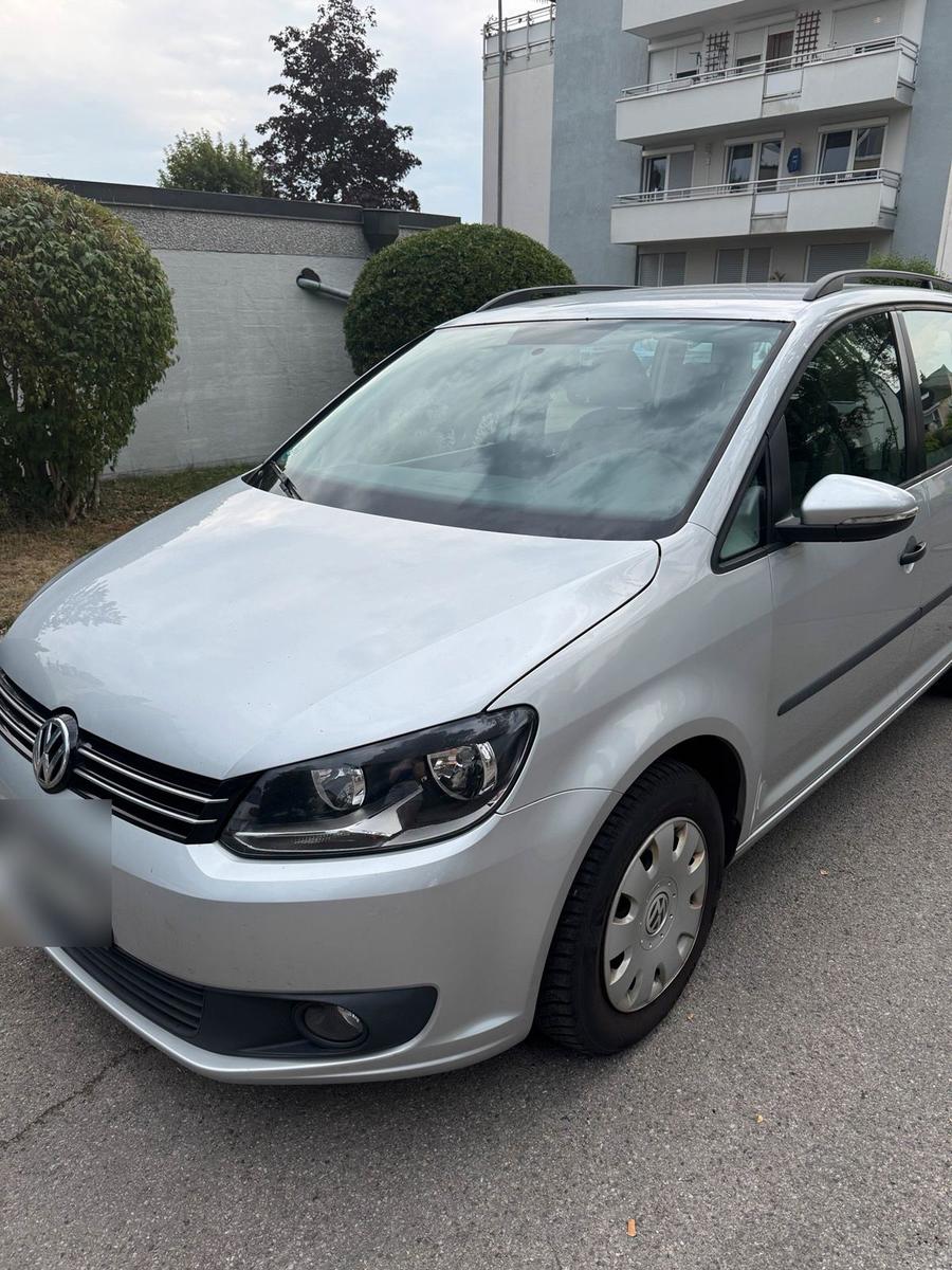 Volkswagen Touran 2015 — rear view