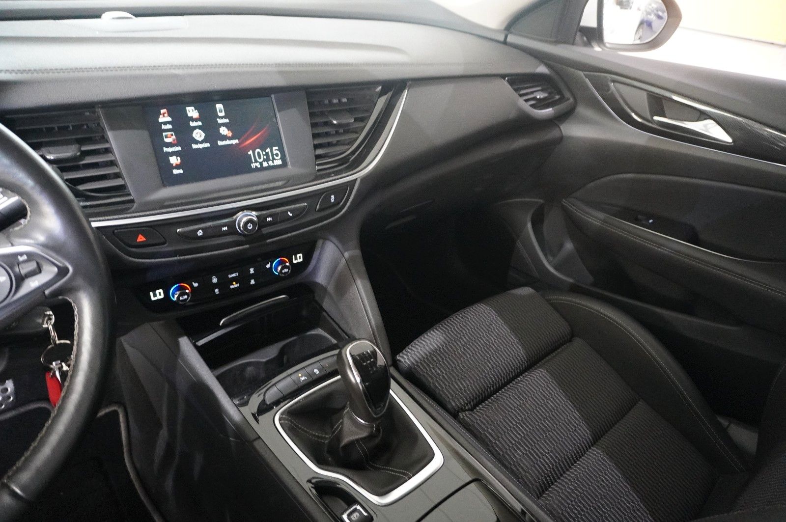 Fahrzeugabbildung Opel Insignia B ST 2.0D DYNAMIC 4X4 NAVI/LED/SHZ/AHK