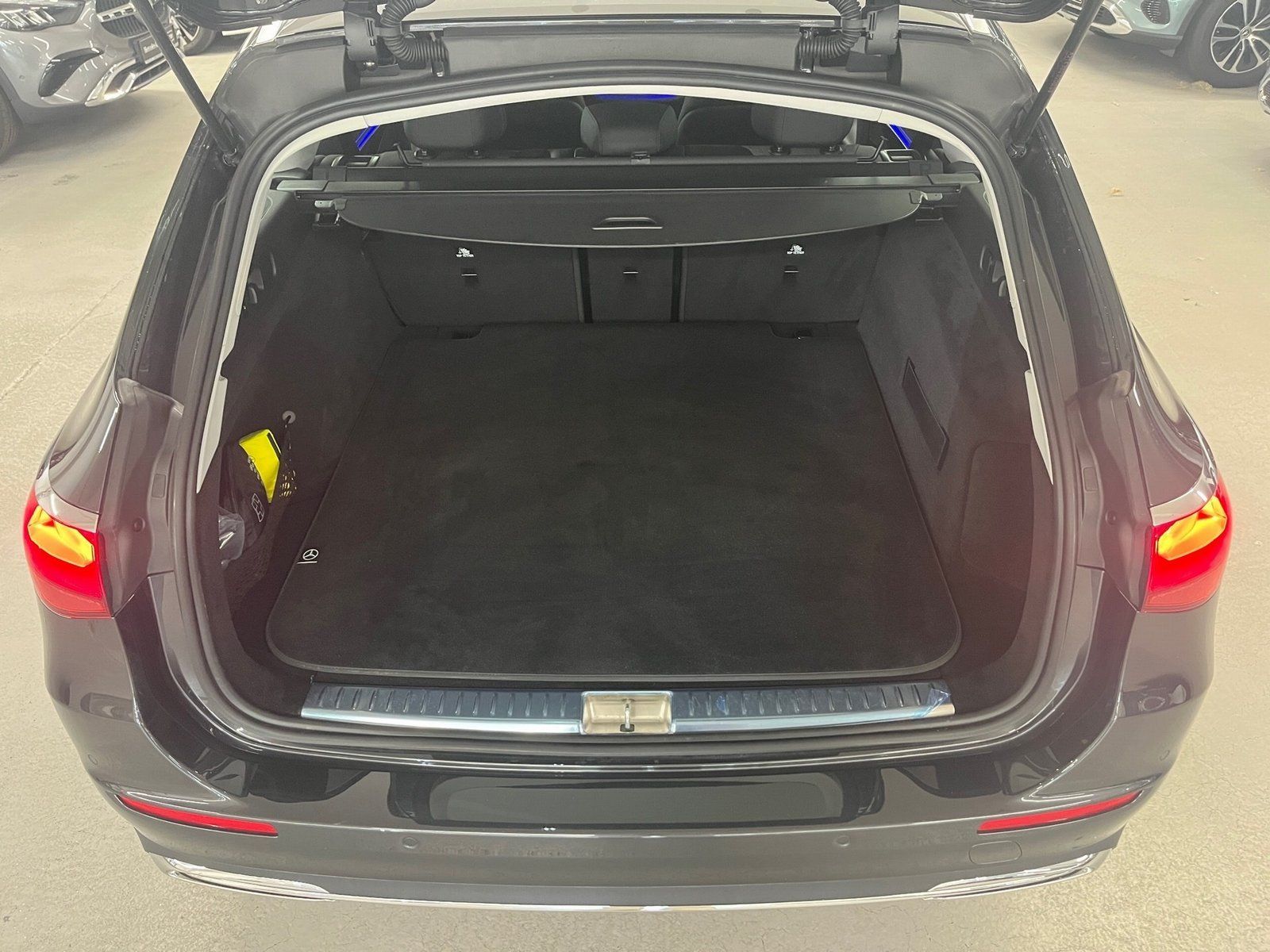 Fahrzeugabbildung Mercedes-Benz E 220 T d 4M Avantgarde*AHK*Totwinkel*Kamera*LED