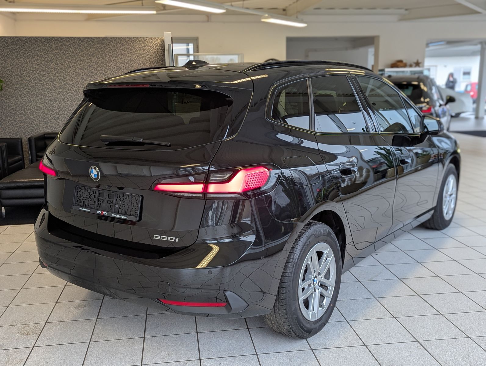 BMW 220 Active Tourer Aut AHK Pano Cam Travel-Paket - Image 7