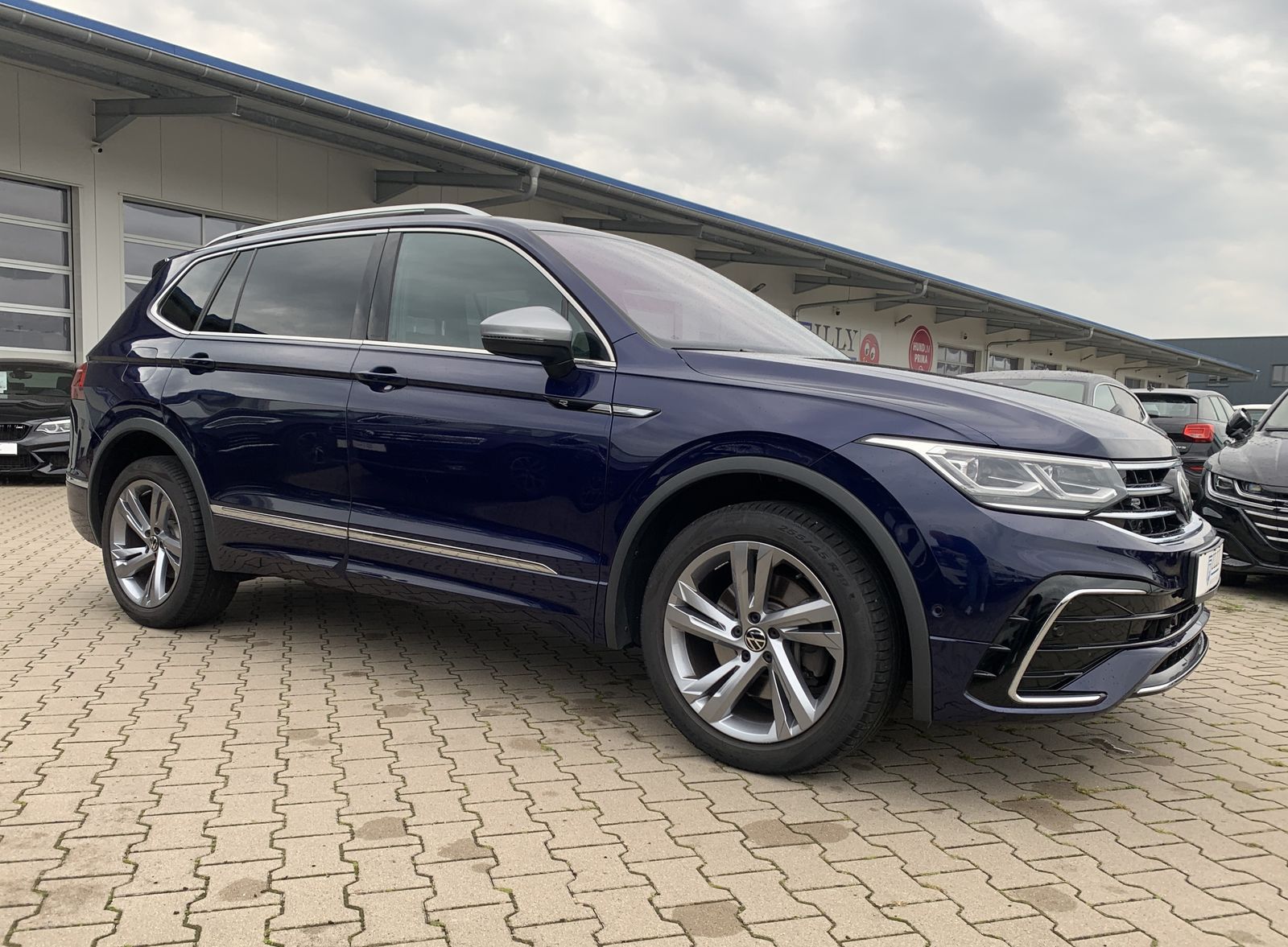 Fahrzeugabbildung Volkswagen Tiguan Allspace 2.0 TDI*R-Line*4Motion*AHK*Leder