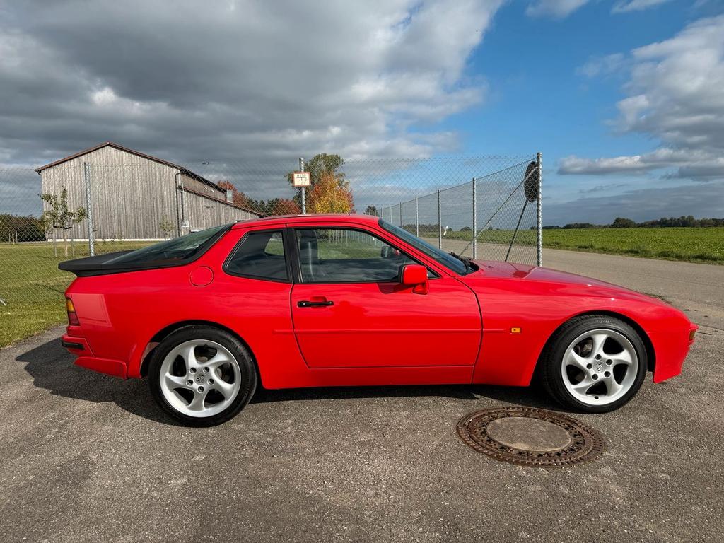 Porsche 944