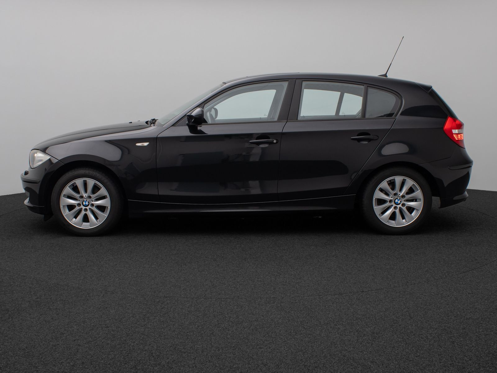 Fahrzeugabbildung BMW 118d Glasdach Navi Sitzhzg Xenon PDC 8Fach