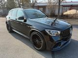 Mercedes-Benz GLC 63 AMG Mercedes-AMG GLC 63 S 4MATIC+ Autom. - mit Benzin-Antrieb: Schwarz, Panorama-Dach, mit Klimaautomatik