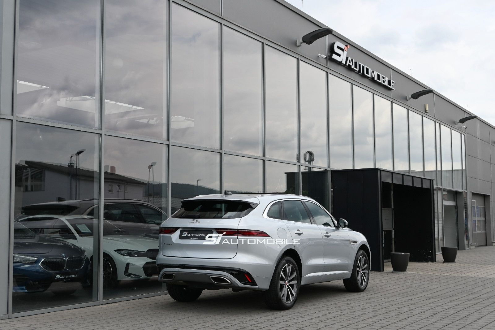 Fahrzeugabbildung Jaguar F-Pace D300 R-DYNAMIC SE AWD °ACC°AHK°HUD°PANO°