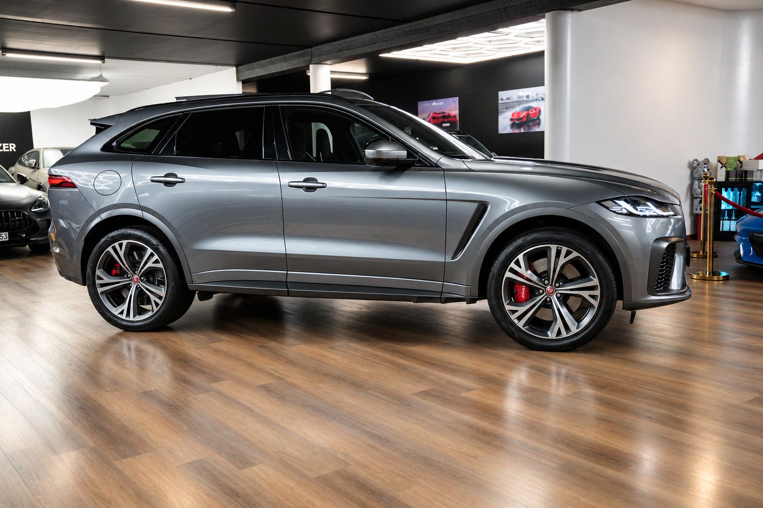 Fahrzeugabbildung Jaguar F-Pace  SVR /PANO/MERIDIAN/HUD/360°KAM/MEMORY