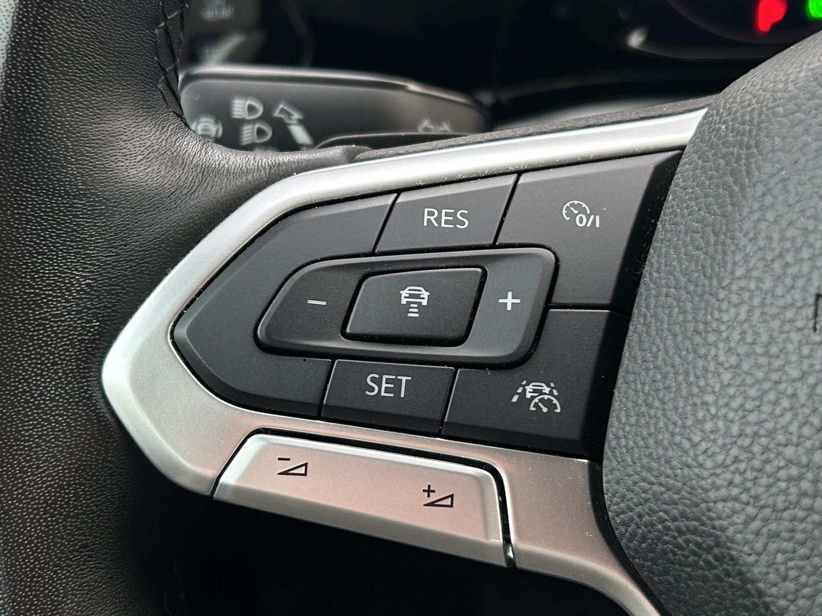 Fahrzeugabbildung Volkswagen Golf VIII Life TDI DSG LED ACC SH PDC Navi AID D