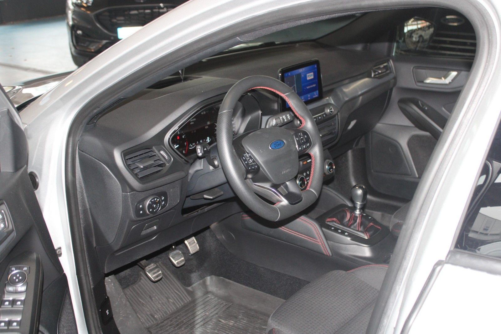 Fahrzeugabbildung Ford Focus 1,5 EB ST-Line Pano HUD LED ACC CAM Winter