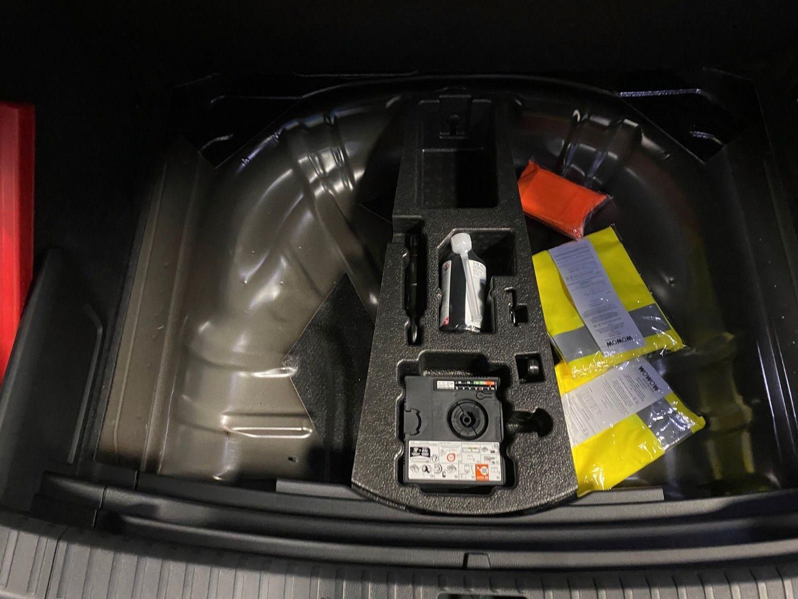 Fahrzeugabbildung SKODA Karoq 1.5 TSI DSG Sportline+AHK+ACC+NAVI+MATRIX
