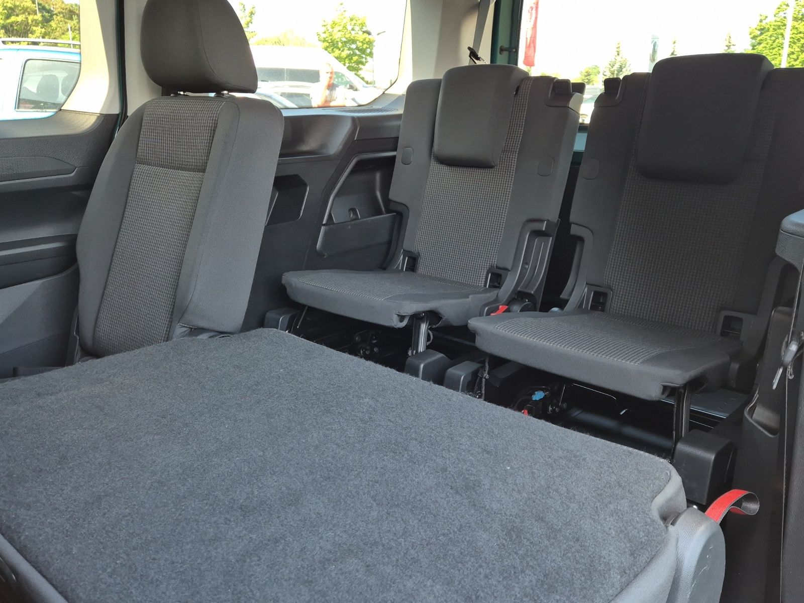 Fahrzeugabbildung Volkswagen Caddy Kombi TDI Maxi 4MOT AHZV LED AHK Klima GRA