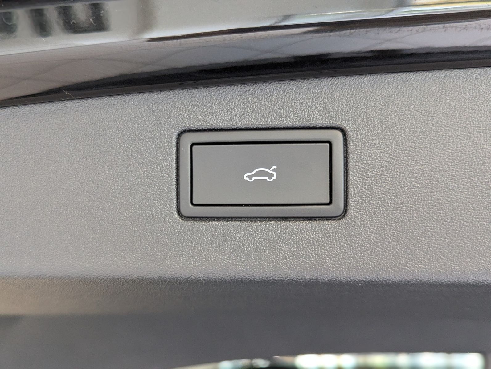 Fahrzeugabbildung Volkswagen Tiguan 2.0TDI R-Line 4M Pano Black Matrix AHK 20