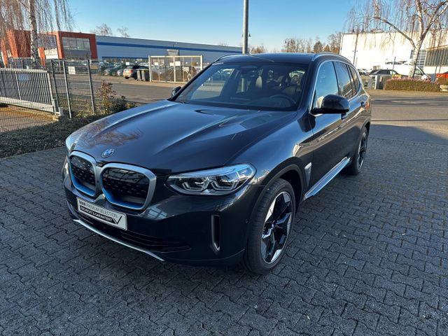 BMW iX3 Impressive Anhängerkupplung Head Up Display