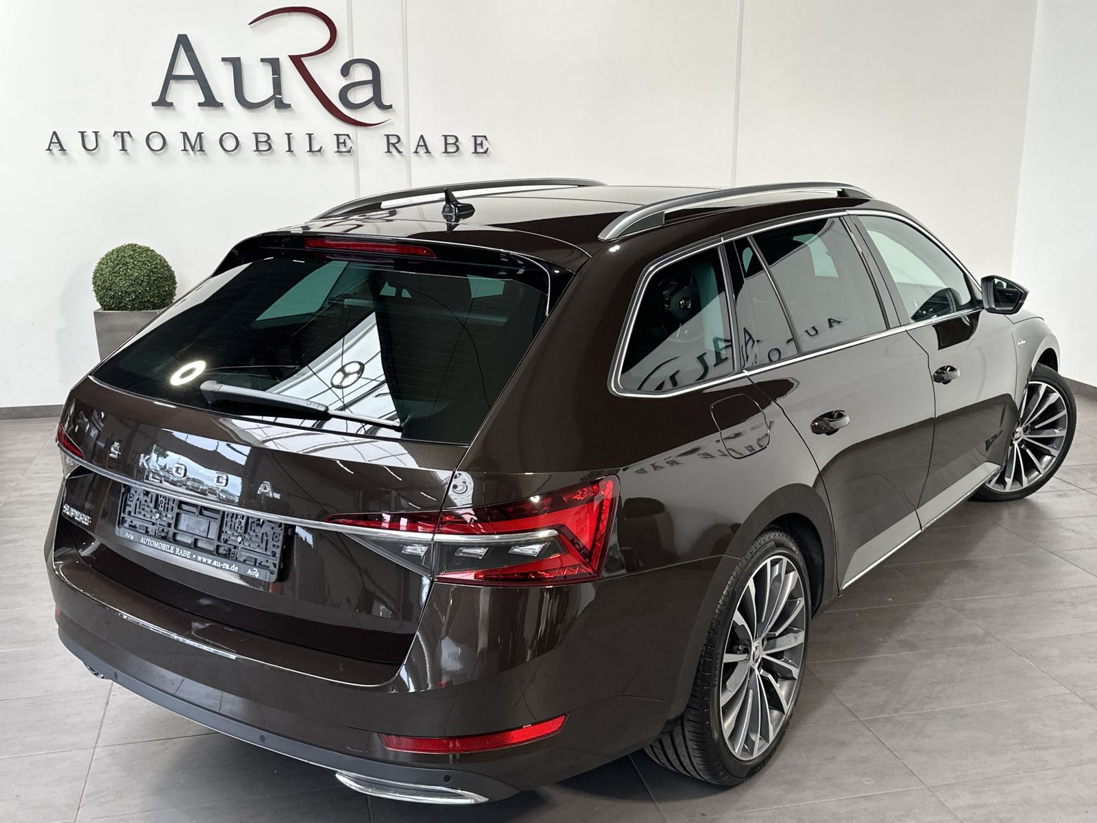 Fahrzeugabbildung SKODA Superb Combi 2.0 TDI DSG L&K NAV+LED+PANO+CANTON