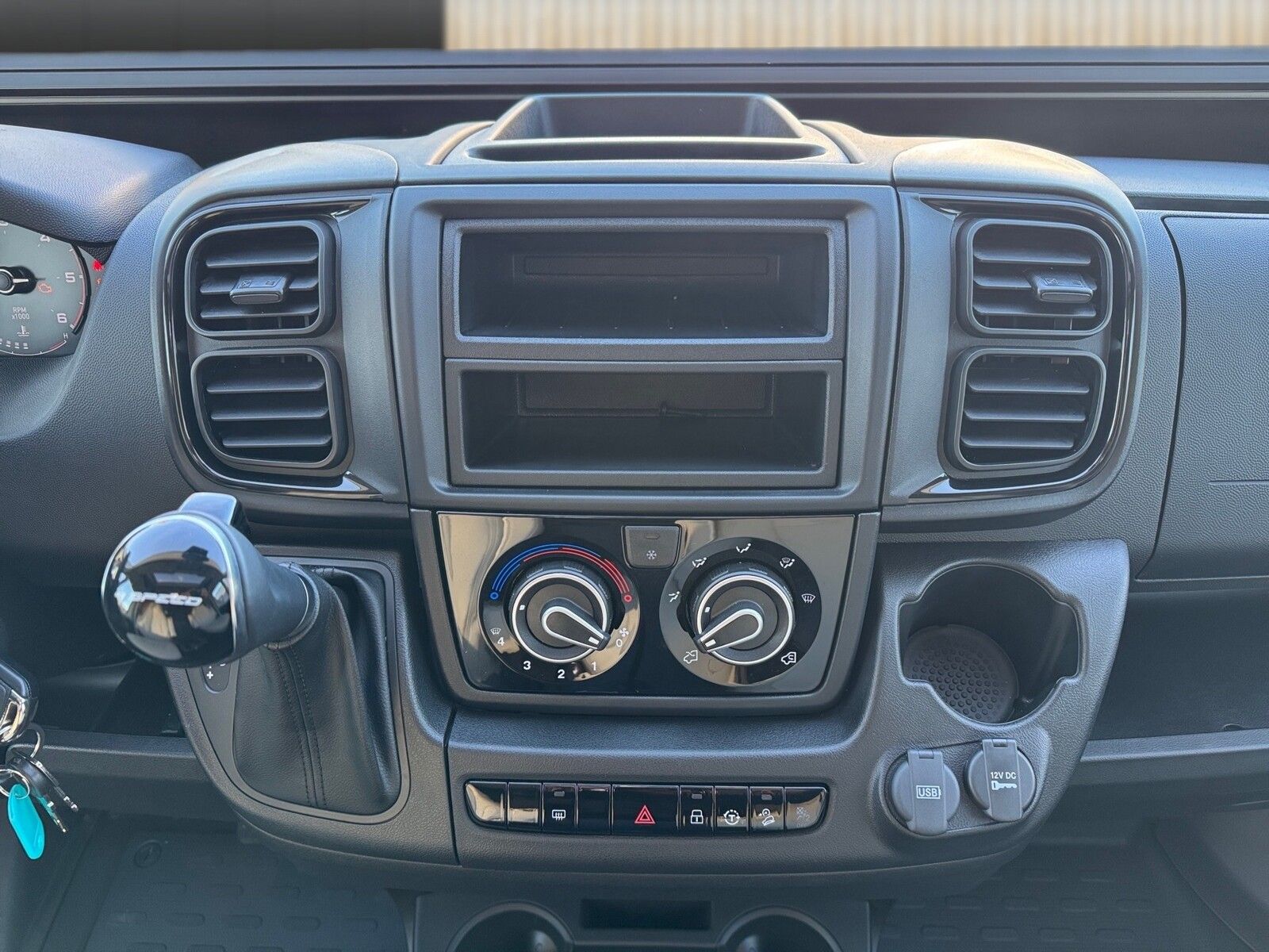 Fahrzeugabbildung Karmann Dexter DE 600 Alufelgen, Captain-Chair-Sitze