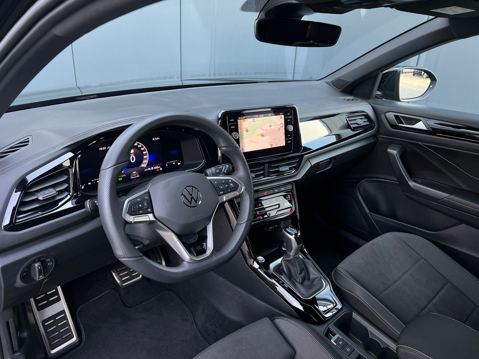 Fahrzeugabbildung Volkswagen T-Roc R-Line 1.5 TSI DSG *AHK,LED,BlackStyle,PDC