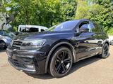 Volkswagen Tiguan Highline , R-Line-Paket - mit Benzin-Antrieb: Alcantara, mit Apple Carplay, Geländewagen