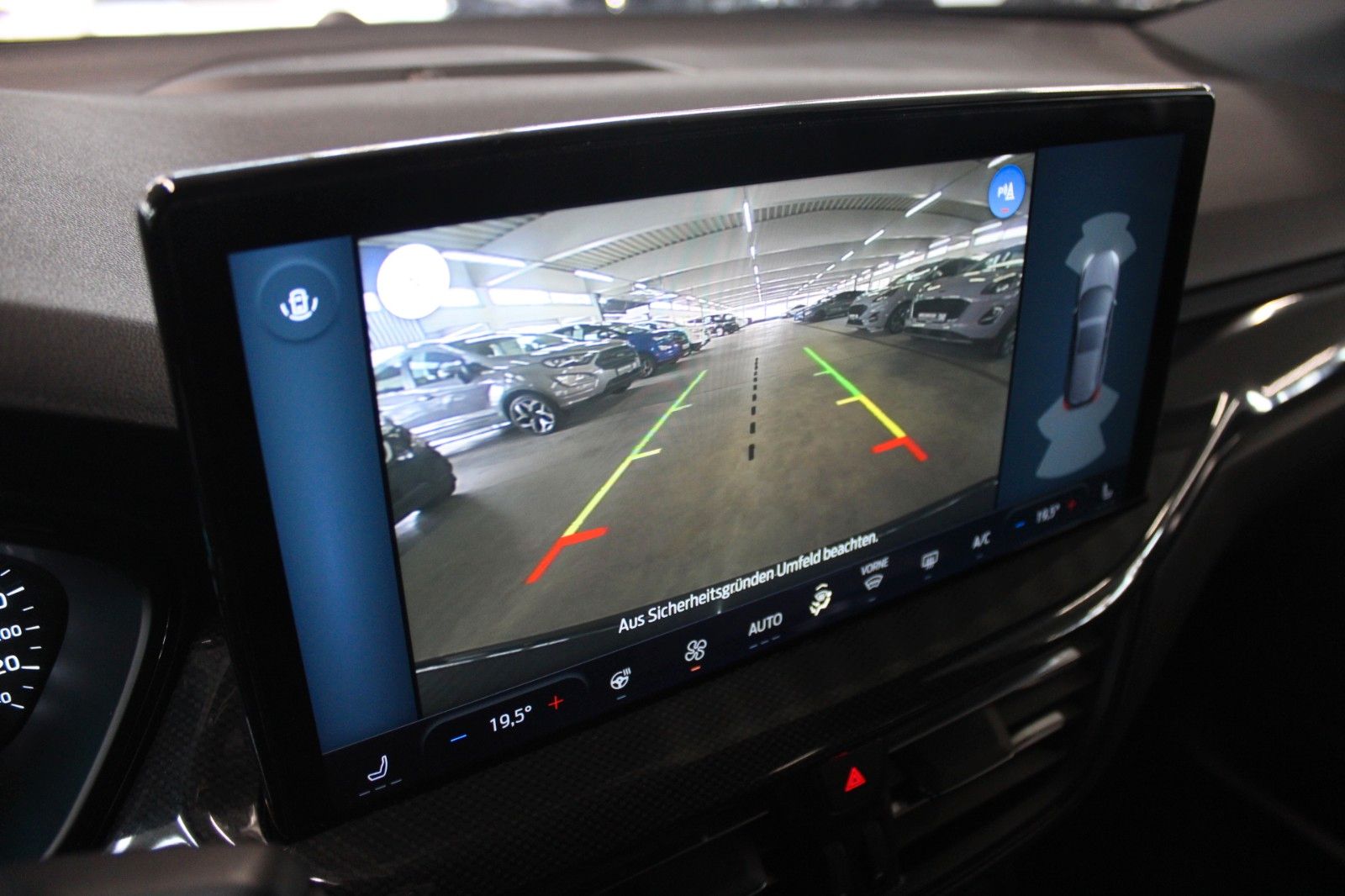 Fahrzeugabbildung Ford Focus ST-LINE Turnier Automatik LED NAVI CAM AHK