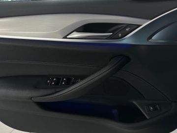 Fahrzeugabbildung BMW 520d Sport Line Kamera Alarm NaviProf HiFi 19"