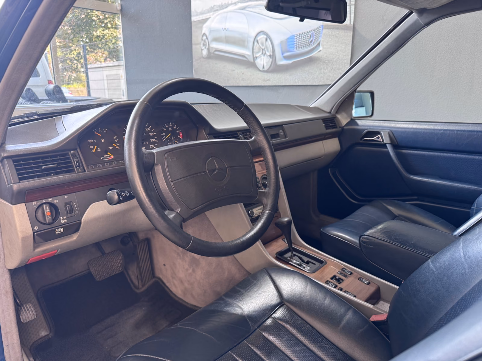 MERCEDES-BENZ E 230 132 ch BVA W124 - CLIM - CHAUFFAGE STATIONNAIRE - CUIR - ATTELAGE - 244600 km