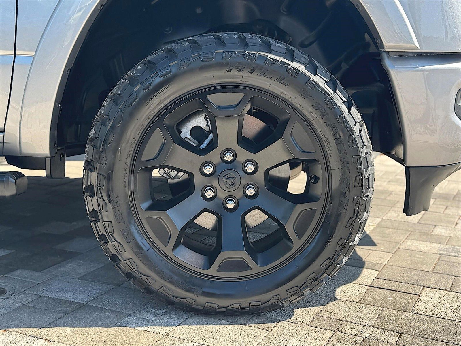 Fahrzeugabbildung Dodge RAM 5.7 V8 HEMI Night LARAMIE 4x4 LONGBED 19%