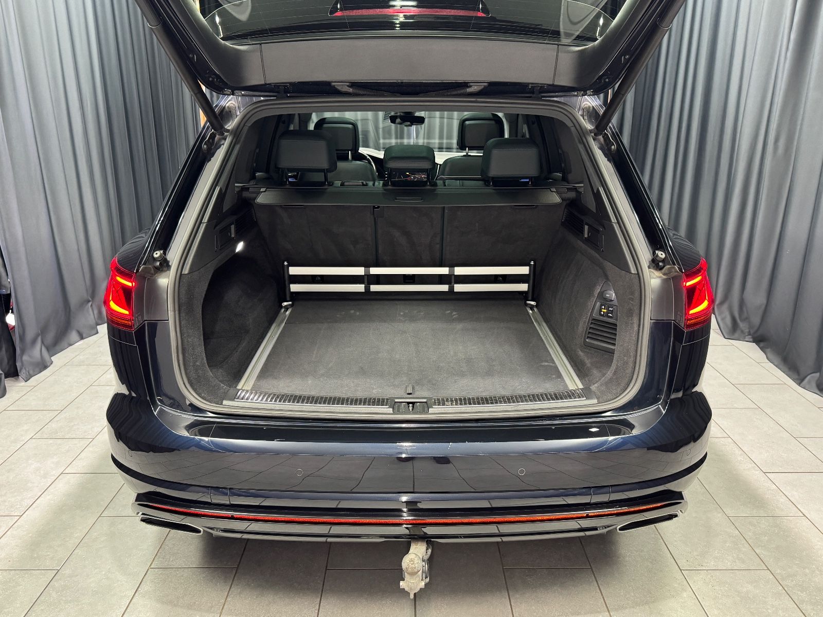 Fahrzeugabbildung Volkswagen Touareg 4.0 TDI V8 Atmosphere 4Motion|R-LINE|AHK