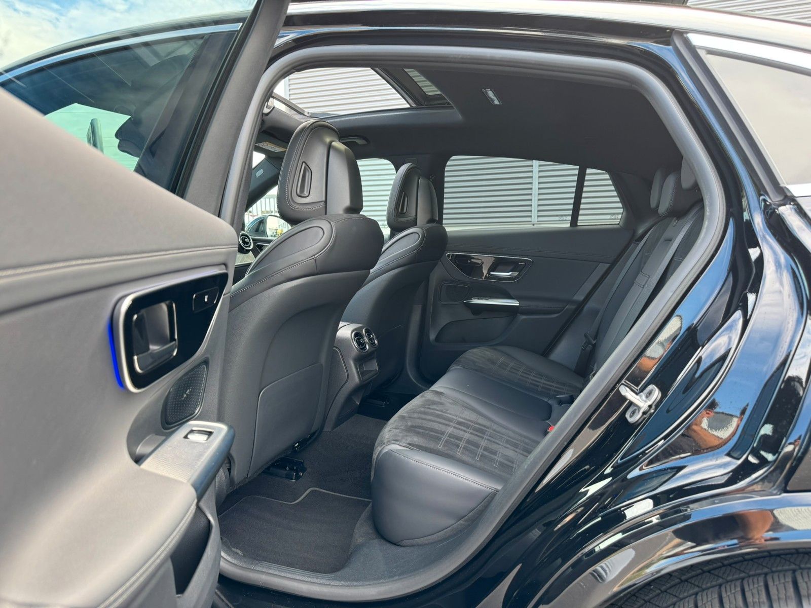 Fahrzeugabbildung Mercedes-Benz GLC 200 4M AMG Distr+360°+Pano+Ambiente+Keyless
