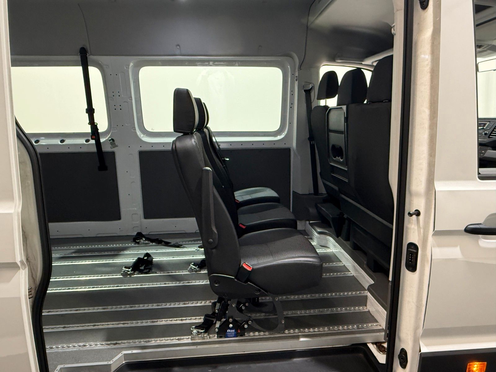 Fahrzeugabbildung Volkswagen Crafter 35 LH-Behindertengerecht-Rampe-Liftachse