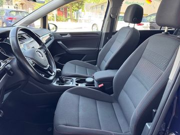 Bild 6 VW Touran SOUND 1.6 TDI DSG 7-Sitzer LED-SW RearVie