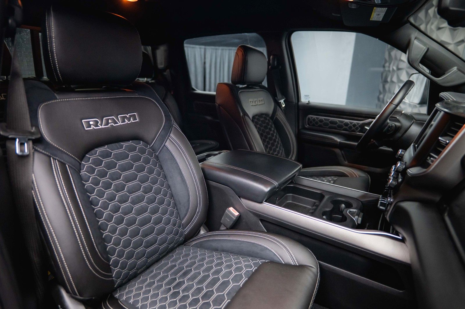 Fahrzeugabbildung Dodge RAM 5.7 V8 HEMI 4x4 OFFROAD NightPaket AXLE LOCK