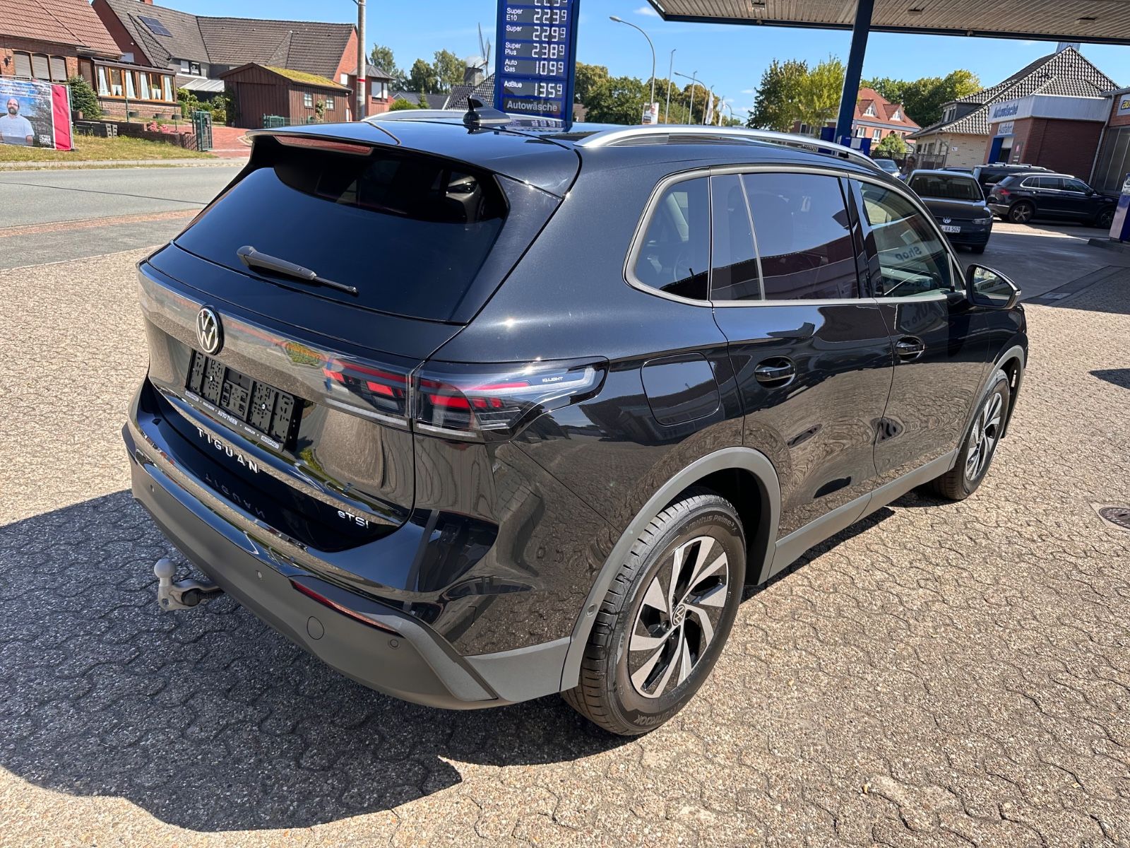 Fahrzeugabbildung Volkswagen Tiguan 1.5 eTSI Life DSG AHK/ACC/APP/LED+/360°