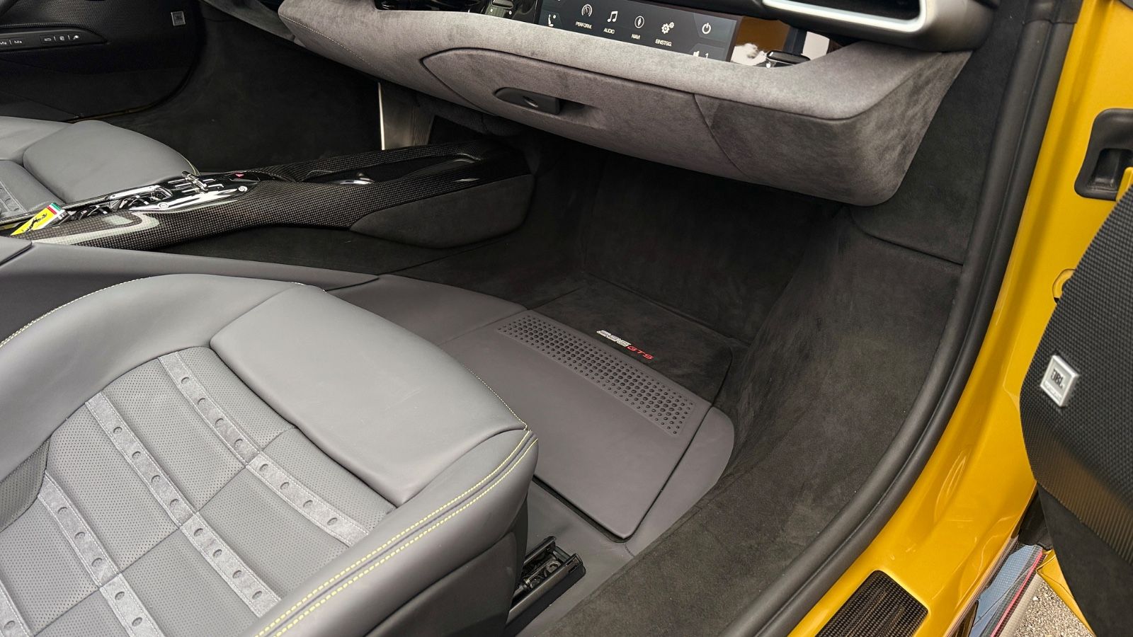 Fahrzeugabbildung Ferrari 296 GTS*Voll Karbon*Lift*Kamera*LED*1.Hand