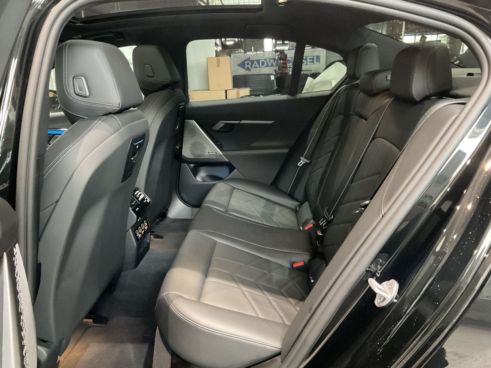 Fahrzeugabbildung BMW i5 M60 xDrive Limousine, Sitheizung vorne und hi