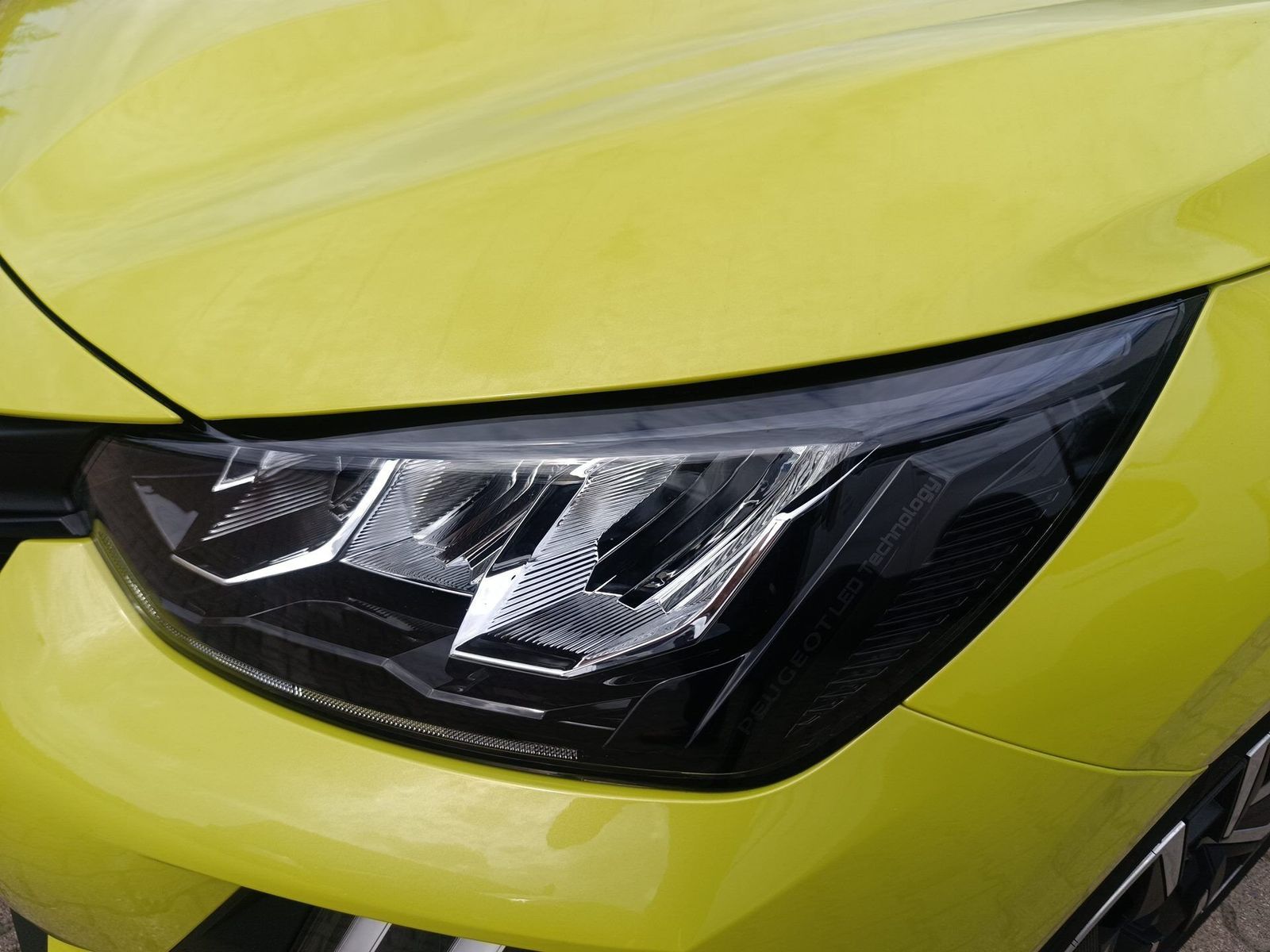 Peugeot 208 1.2 PureTech 100 Active Sitzheiz. Facelift imagem 3