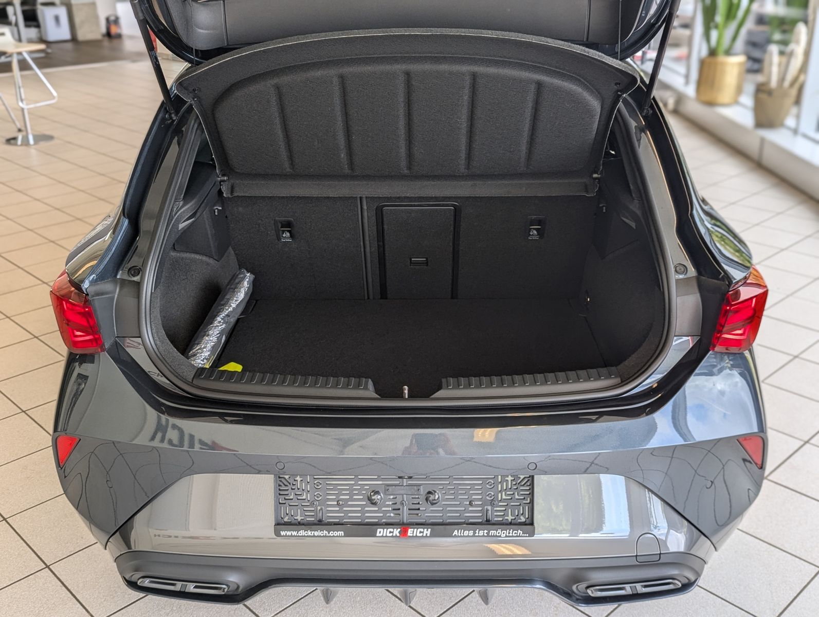 Иллюстрация автомобиля CUPRA Leon 1.5 eTSI DSG Dynamic-Edge-Assist-XL Memory