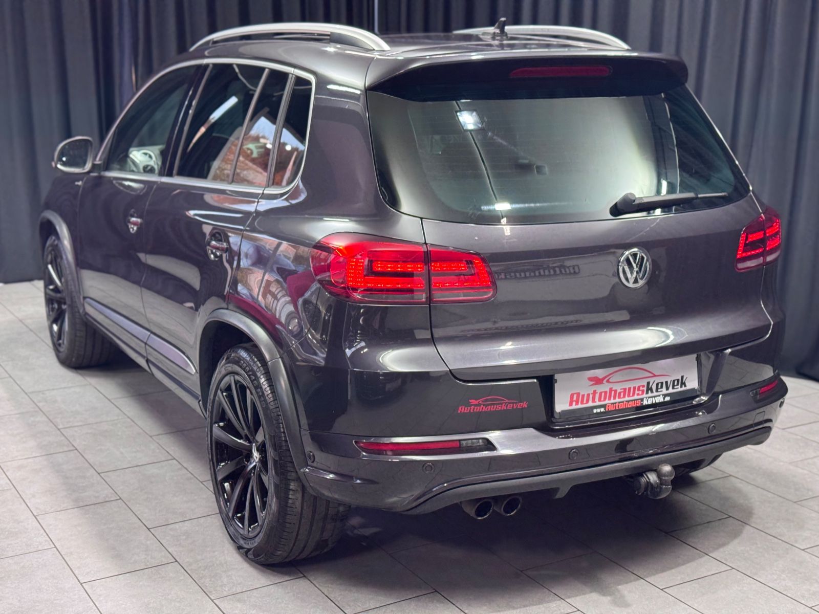 Fahrzeugabbildung Volkswagen Tiguan Lounge Sport&Style 4Motion*R-LINE*PANO*