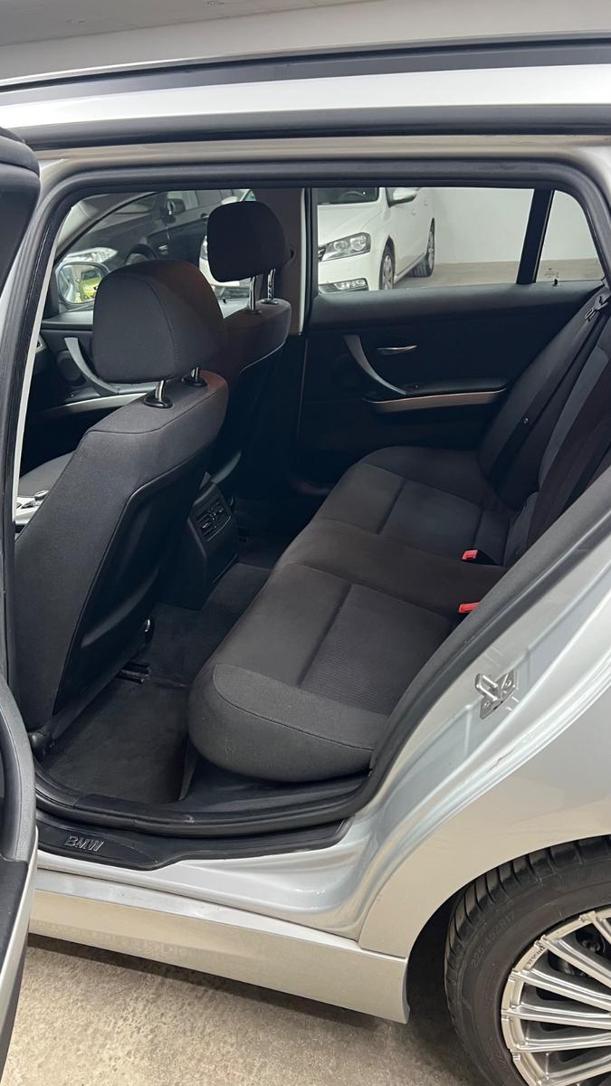 BMW 318 2010 — photo 10