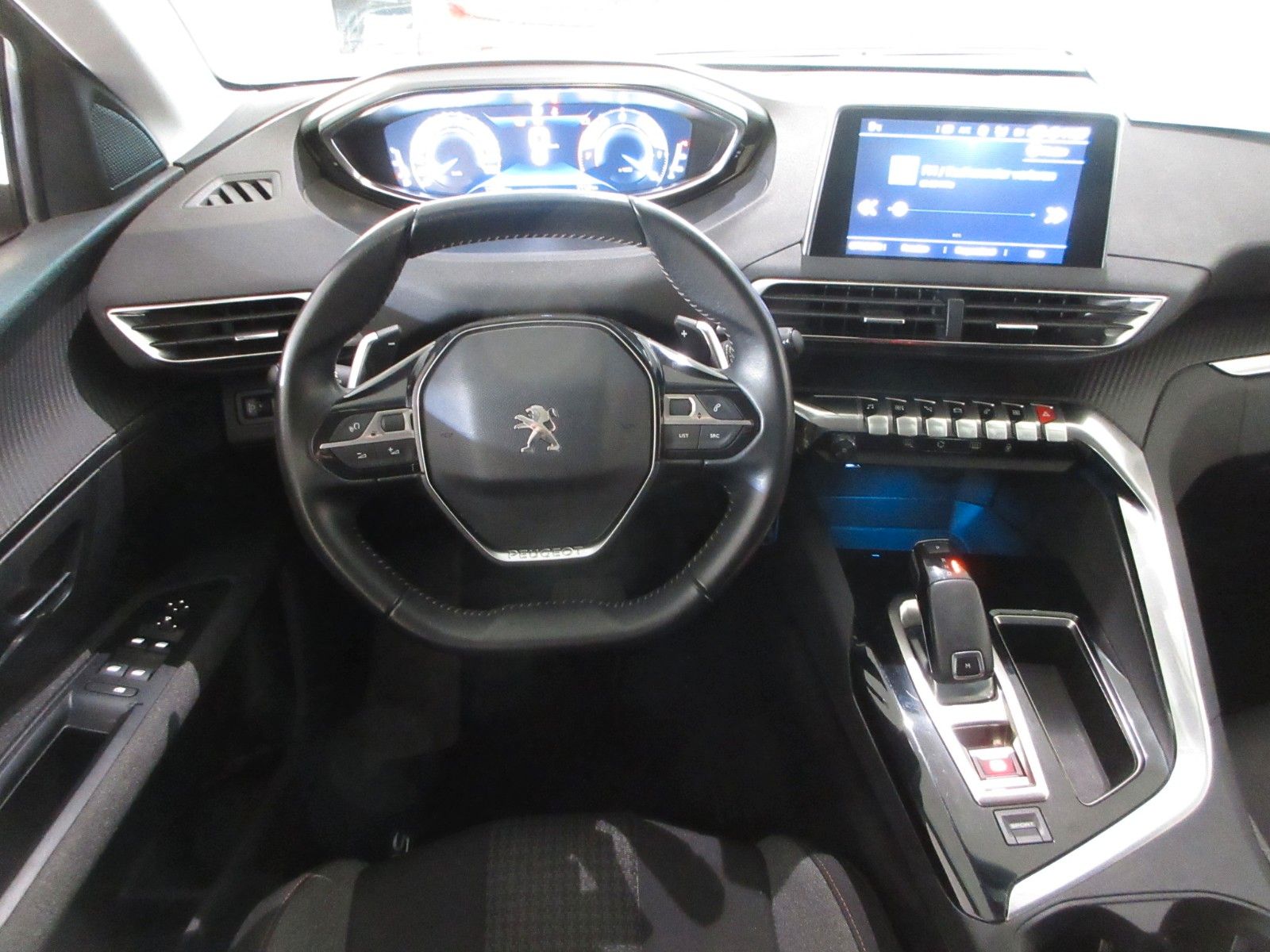 Fahrzeugabbildung Peugeot 5008 Active 1.2T LED/NAVI/PDC/TEMPOMAT