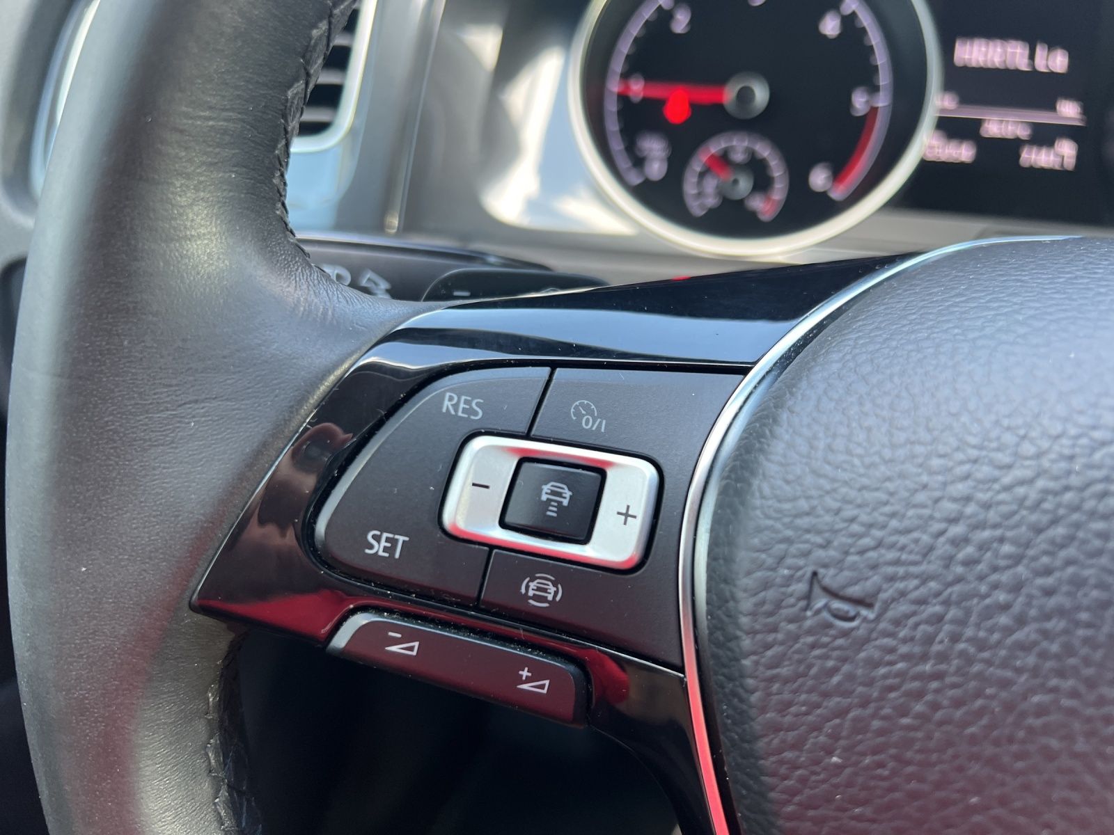 Fahrzeugabbildung Volkswagen Golf VII Variant TDI R-Line  DSG Navi ACC RFK SH