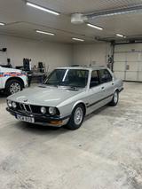 BMW E28 520i - BMW 520: E28