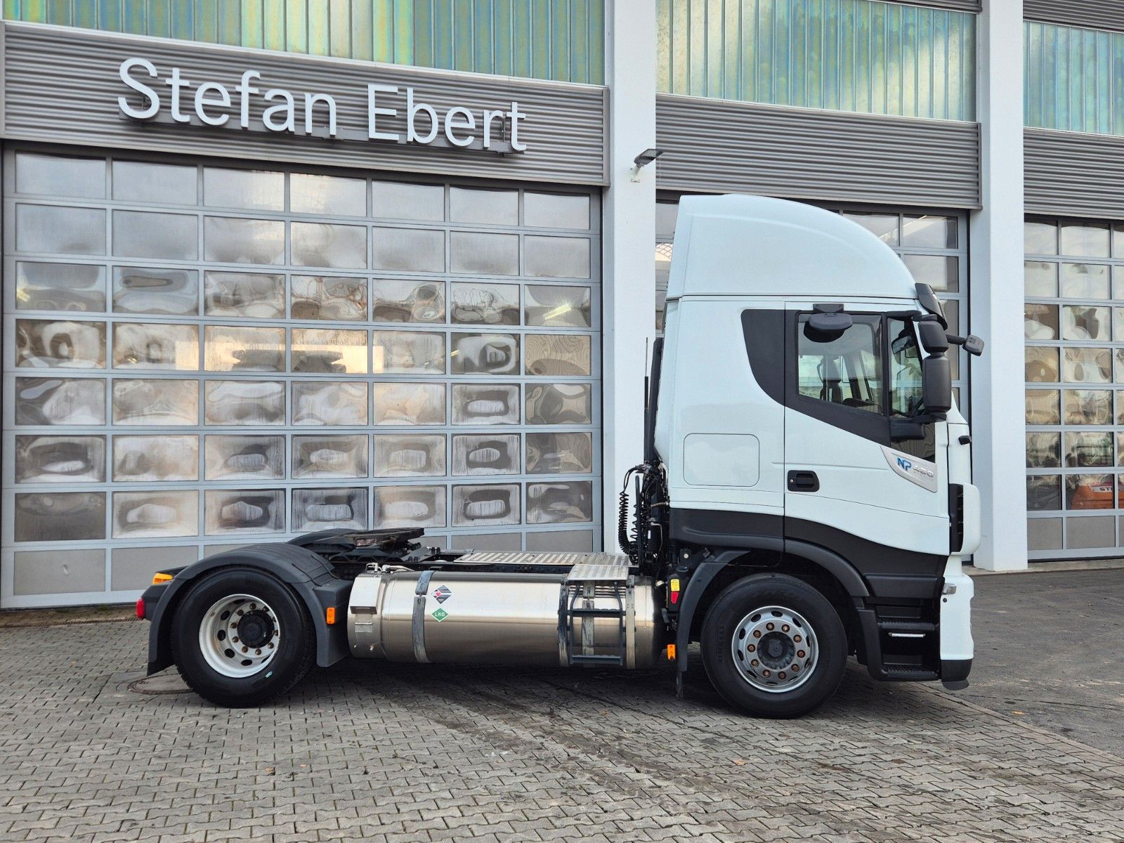 Fahrzeugabbildung Iveco Stralis 460NP LNG 4x2 3 Stück