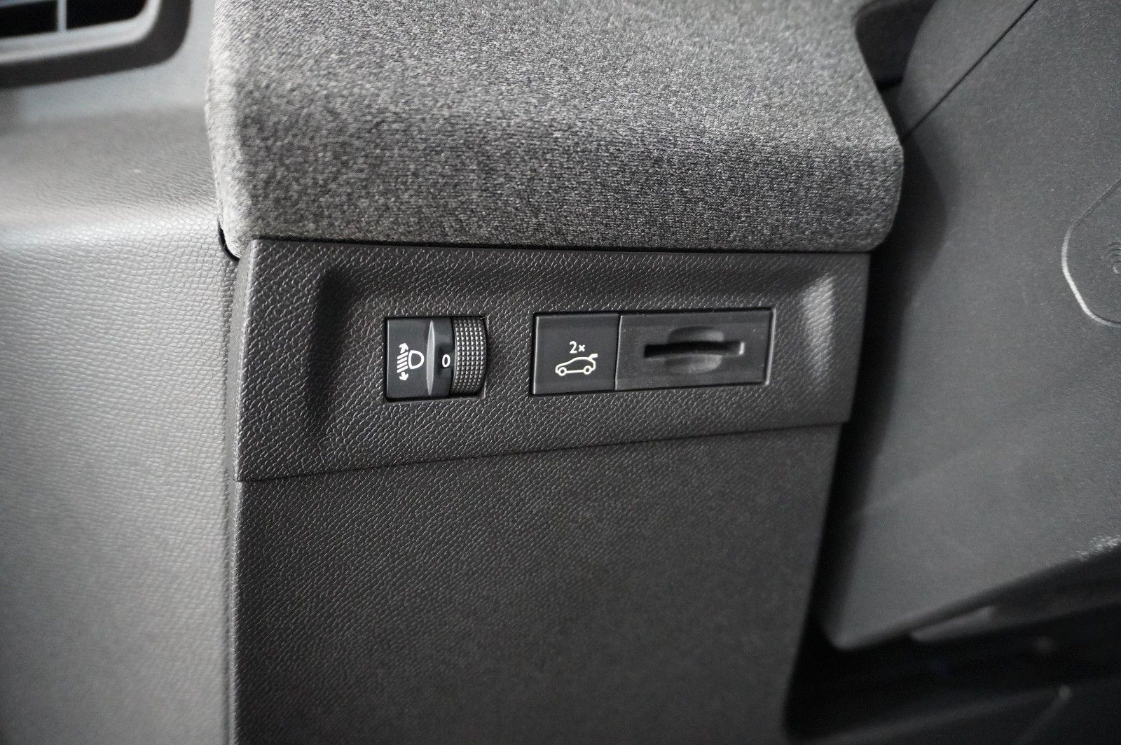 Fahrzeugabbildung Opel Grandland 1.2 48V HYBRID EDIT. NAVI/LED/KAMERA