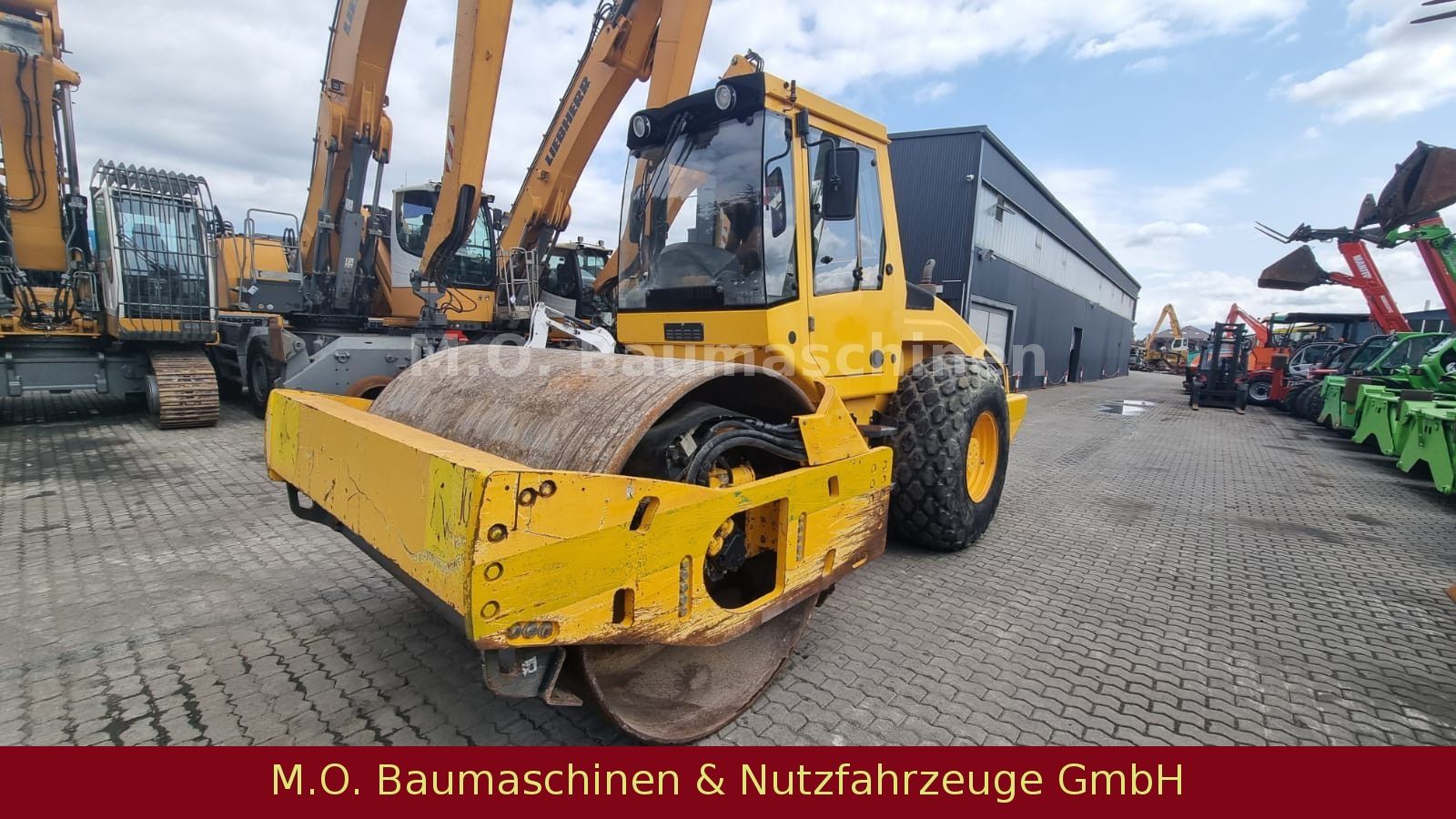 Fahrzeugabbildung BOMAG BW 213 DH-4 / Walzenzug / 14,9t